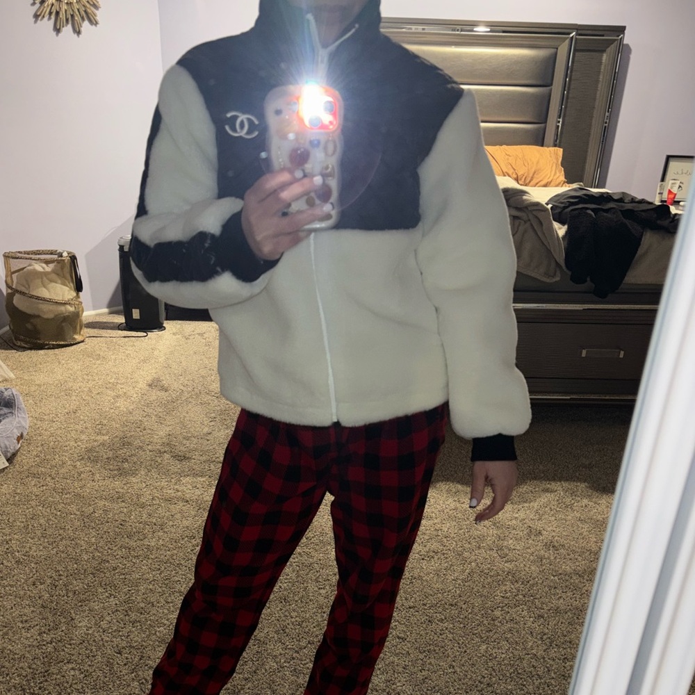 Black and White jacket ( not Chanel ) warm , and stylish. Size medium . - Picture 5 of 6